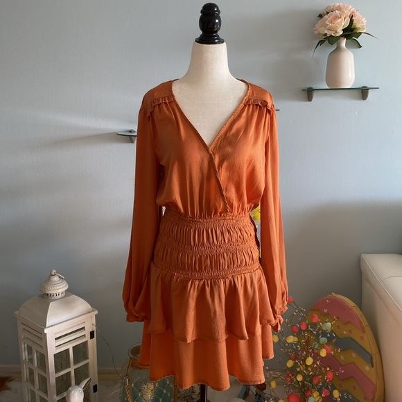 V-NECK SMOCKED TIERED MINI DRESS Rosewood colour long sleeve - Picture 4 of 13